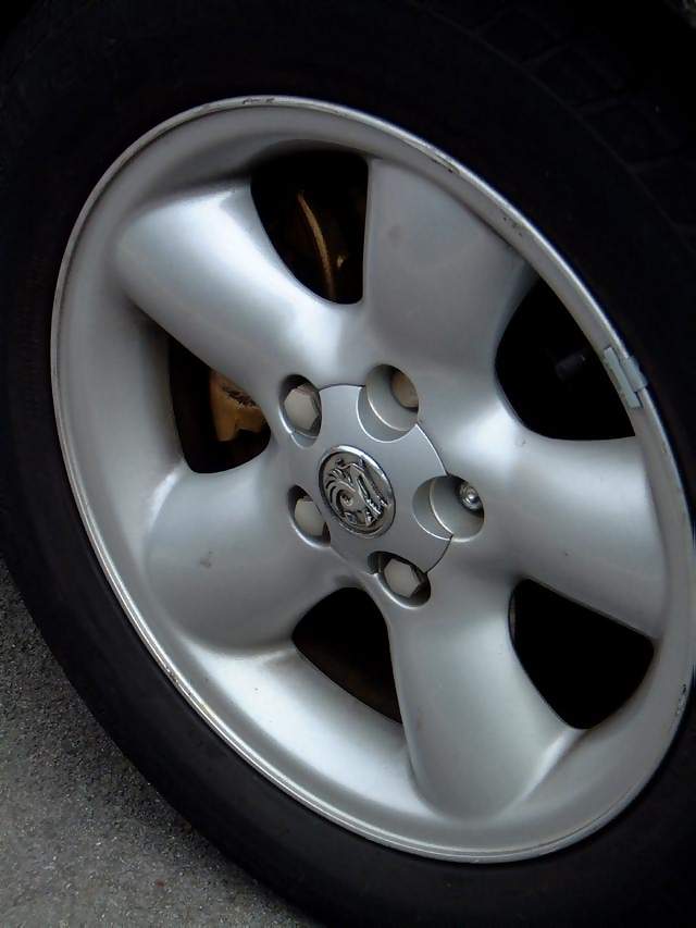 Vehicles Tyre and alloy wheel of Vauxhall Vectra